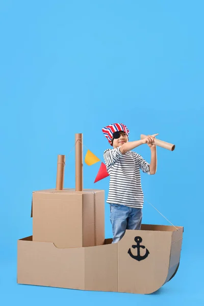 Lindo Niño Jugando Con Barco Cartón Sobre Fondo Azul —  Fotos de Stock