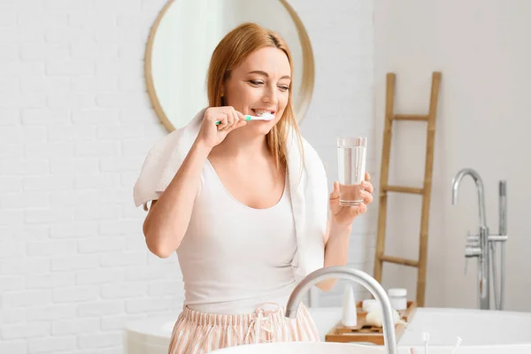 Güzel Olgun Bir Kadın Banyoda Dişlerini Fırçalıyor — Stok fotoğraf