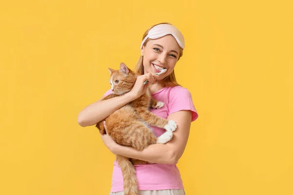 Beautiful Mature Woman Cute Cat Brushing Teeth Yellow Background — Stock Photo, Image