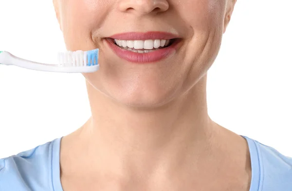 Piękna Dojrzała Kobieta Myje Zęby Białym Tle Zbliżenie — Zdjęcie stockowe
