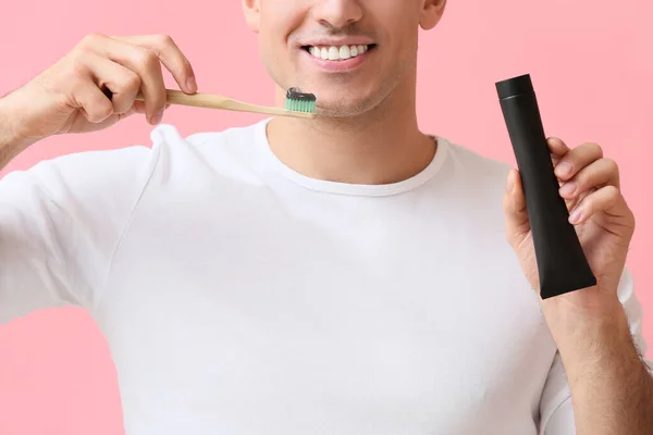 Snygg Ung Man Borsta Tänderna Med Aktiverat Träkol Tandkräm Rosa — Stockfoto