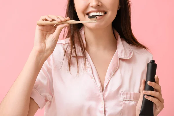 Όμορφη Νεαρή Γυναίκα Βούρτσισμα Των Δοντιών Ενεργοποιημένο Άνθρακα Οδοντόκρεμα Ροζ — Φωτογραφία Αρχείου