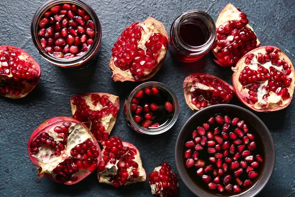 Gläser Und Schale Mit Granatapfelmelasse Mit Frischen Früchten Auf Schwarzem — Stockfoto