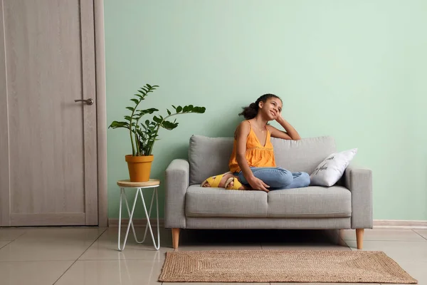 Adolescente Afroamericana Relajándose Sofá Casa — Foto de Stock