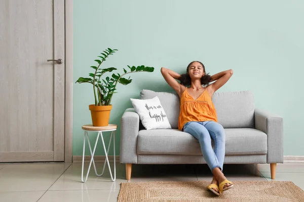 African American Teenage Girl Relaxing Sofa Home — Stock Photo, Image