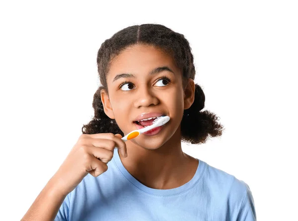 Beyaz Arka Planda Dişlerini Fırçalayan Afro Amerikalı Genç Kız — Stok fotoğraf