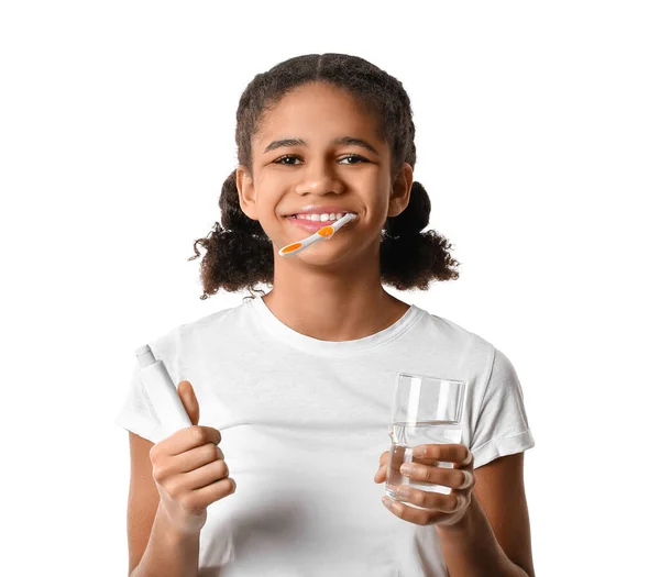Afroamerykańska Nastolatka Szczoteczką Zębów Pastą Szklanką Wody Białym Tle — Zdjęcie stockowe