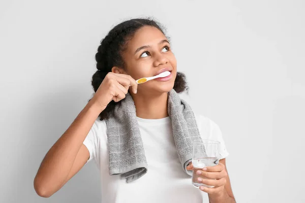 Gadis Remaja Afrika Amerika Dengan Segelas Air Menggosok Gigi Pada — Stok Foto