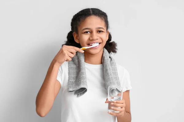 African American Teenage Girl Glass Water Brushing Teeth Light Background — Stock Photo, Image