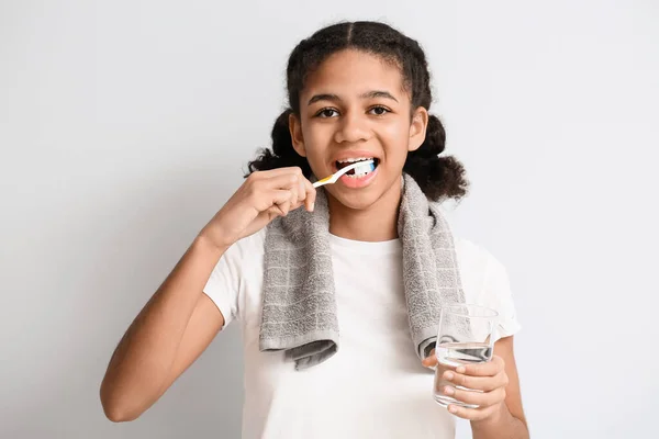 African American Teenage Girl Glass Water Brushing Teeth Light Background — Stock Photo, Image