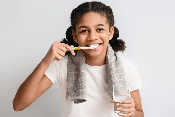 African American Teenage Girl Glass Water Brushing Teeth Light Background — Stock Photo, Image