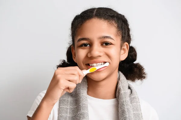 African American Teenage Girl Brushing Teeth Light Background — Stock Photo, Image