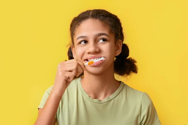 African American Teenage Girl Brushing Teeth Yellow Background — Stock Photo, Image