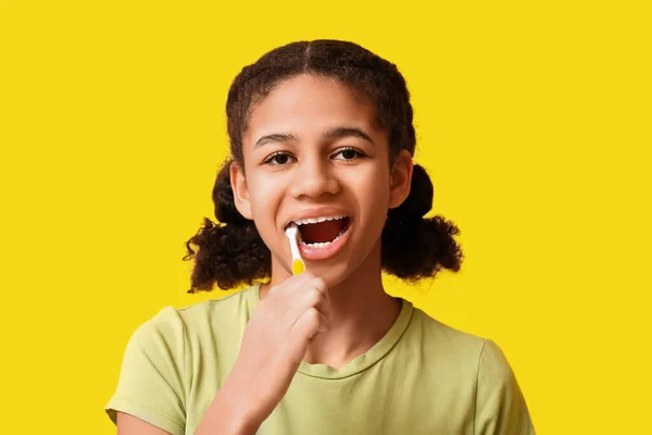 African American Teenage Girl Brushing Teeth Yellow Background — Stock Photo, Image
