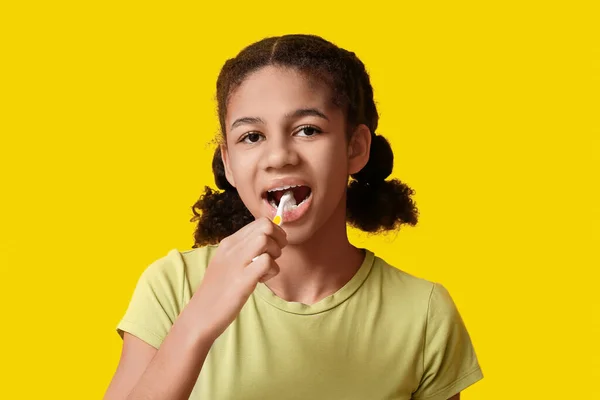 African American Teenage Girl Brushing Teeth Yellow Background — Stock Photo, Image