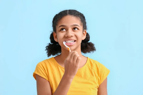 Afroamerykańska Nastolatka Myjąca Zęby Niebieskim Tle — Zdjęcie stockowe