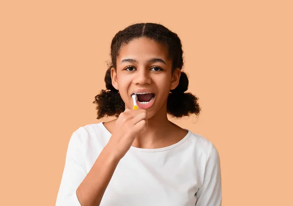 African American Teenage Girl Brushing Teeth Beige Background — Stock Photo, Image