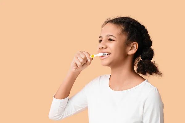 Afroamerikansk Tonåring Flicka Borsta Tänderna Beige Bakgrund — Stockfoto