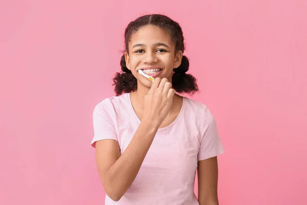 Gadis Remaja Afrika Amerika Menggosok Gigi Latar Belakang Merah Muda — Stok Foto
