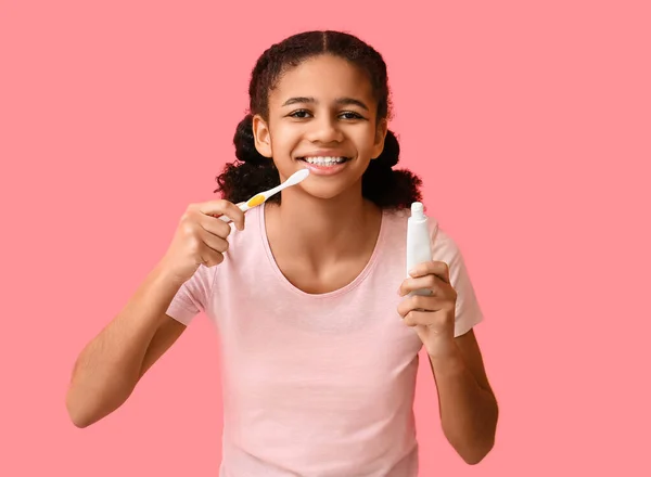 Afroamerykańska Nastolatka Myjąca Zęby Pastą Różowym Tle — Zdjęcie stockowe