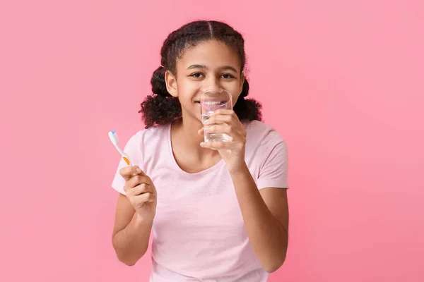 Adolescente Afroamericana Con Vaso Agua Cepillo Dientes Sobre Fondo Rosa — Foto de Stock