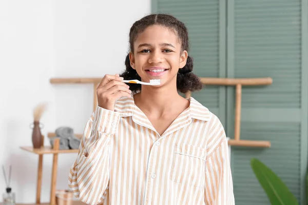 Gadis Remaja Afrika Amerika Menggosok Gigi Kamar Mandi — Stok Foto