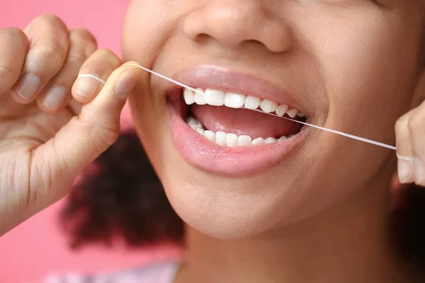 Niña Adolescente Afroamericana Usando Hilo Dental Sobre Fondo Rosa Primer —  Fotos de Stock