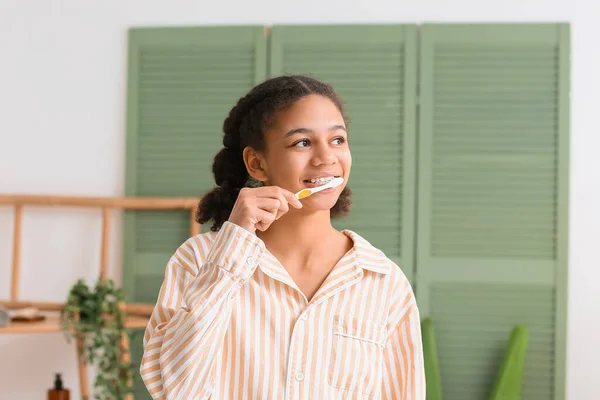 African American Teenage Girl Brushing Teeth Bathroom — Stock Photo, Image