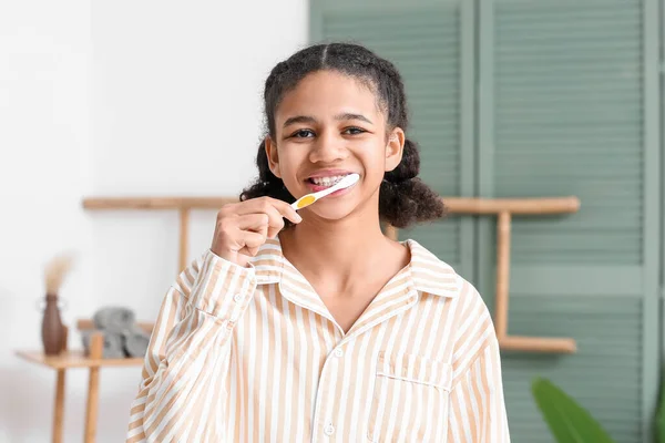 African American Teenage Girl Brushing Teeth Bathroom — Stock Photo, Image