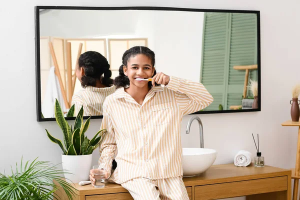 African American Teenage Girl Glass Water Brushing Teeth Bathroom — Stock Photo, Image