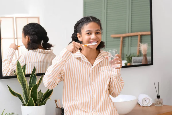 Afroamerikansk Tonåring Flicka Med Glas Vatten Borsta Tänderna Badrummet — Stockfoto
