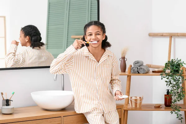 African American Teenage Girl Brushing Teeth Paste Bathroom — Stock Photo, Image