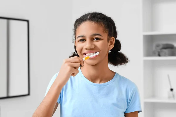 Gadis Remaja Afrika Amerika Menggosok Giginya Kamar Mandi — Stok Foto