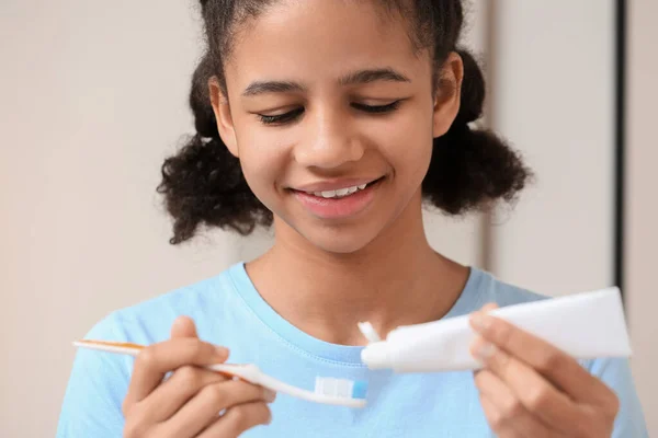 African American Teenage Girl Applying Tooth Paste Brush Bathroom Closeup — Stock Photo, Image