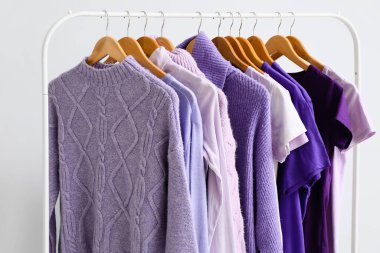 Açık arkaplanda mor gölgeli giysilerle dizilin, yakın plan