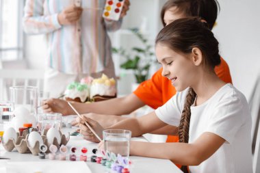 Paskalya arifesinde sanat dersi sırasında resim yapan sevimli çocuklar.