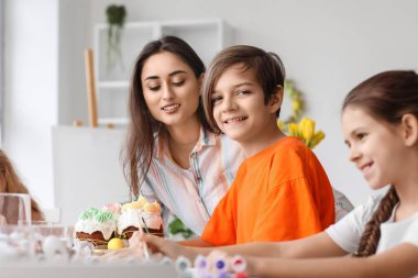 Paskalya arifesinde sanat dersi sırasında resim yapan sevimli çocuklar.