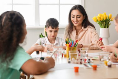 Sanat yüksek lisansı sırasında resim yapan sevimli çocuklar.