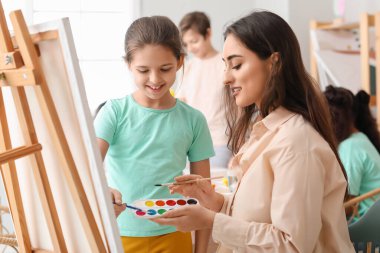 Sanat yüksek lisansı sırasında tatlı bir kız ve öğretmen.