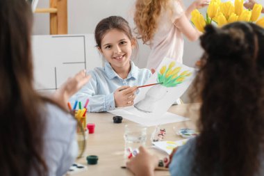Sanat yüksek lisansı sırasında resim yapan sevimli çocuklar.