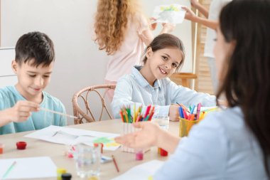 Sanat yüksek lisansı sırasında resim yapan sevimli çocuklar.