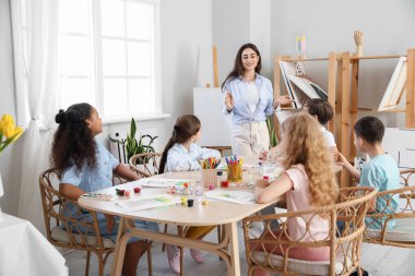 Sanat yüksek lisansı sırasında resim yapan sevimli çocuklar.