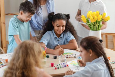Sanat yüksek lisansı sırasında resim yapan sevimli çocuklar.