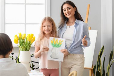 Sanat yüksek lisansı sırasında tatlı bir kız ve öğretmen.