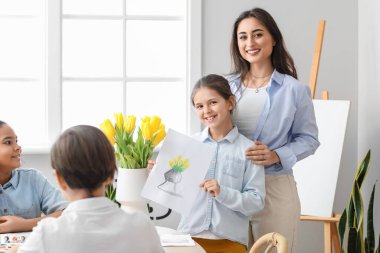 Sanat yüksek lisansı sırasında tatlı bir kız ve öğretmen.