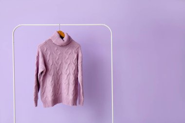 Leylak arkaplanda örülmüş süveter