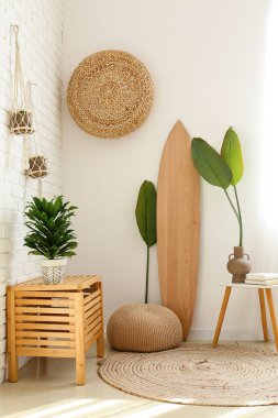 Ahşap sörf tahtası ve ev bitkileriyle aydınlatma odasının içinde.