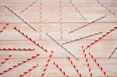 Hafif ahşap arka plandaki içecekler için şık pipetler