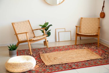 Koltukları, çiçekleri ve halıları olan ışık odasının içinde.