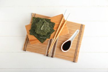 Hafif ahşap arka planda lezzetli yosun örtüleri.